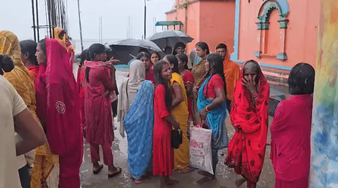 बाढ़ के उमानाथ घाट पर सुरक्षा अभियानों का प्रबंधन करते आपातकालीन बचाव दल और स्थानीय पुलिस कर्मी।