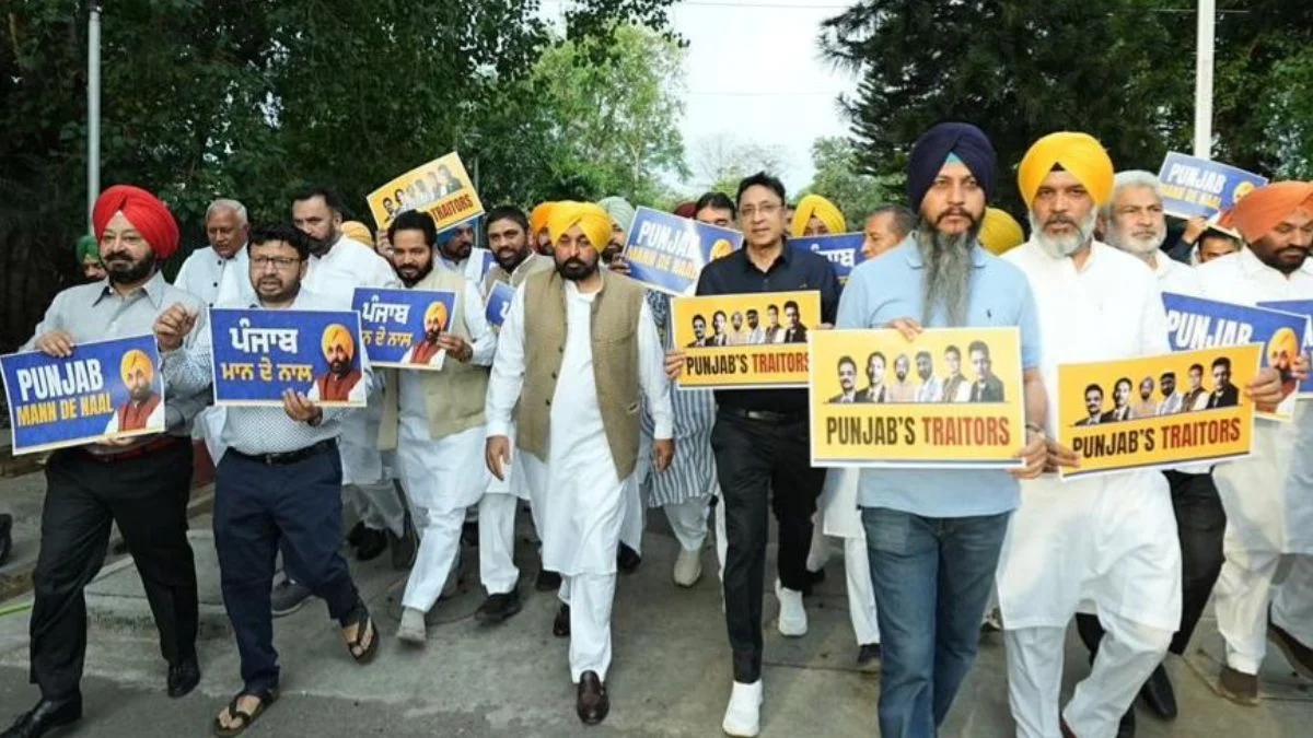 पंजाब के मुख्यमंत्री भगवंत मान नई दिल्ली में राष्ट्रपति द्रौपदी मुर्मू से मुलाकात करते हुए।
