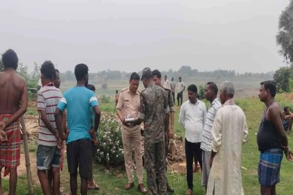 पाकुड़ के पाकुड़िया थाना की पुलिस टीम फूलों पानी गांव में पिता की हत्या के आरोपी को गिरफ्तार कर ले जाती हुई।