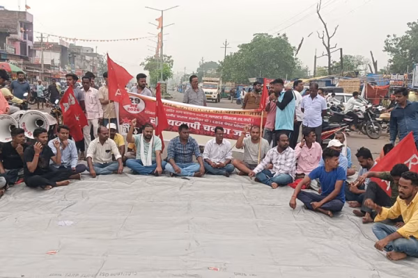 क्लस्टर सिस्टम और सीट कटौती के विरोध में झारखंड के मेदिनीनगर में रेडमा चौक पर प्रदर्शन करते छात्र।