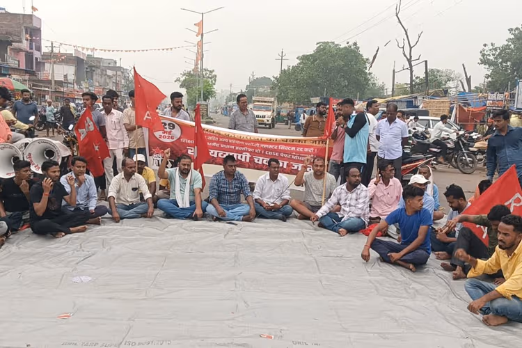 क्लस्टर सिस्टम और सीट कटौती के विरोध में झारखंड के मेदिनीनगर में रेडमा चौक पर प्रदर्शन करते छात्र।