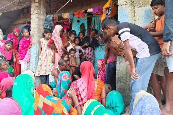 बांका में बंगालगढ़ गांव के तालाब के समीप पहुंची पुलिस की टीम।