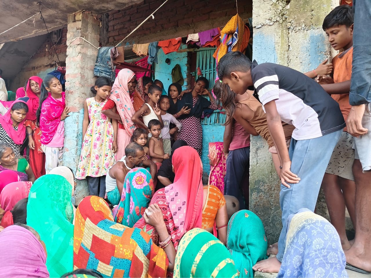बांका में बंगालगढ़ गांव के तालाब के समीप पहुंची पुलिस की टीम।