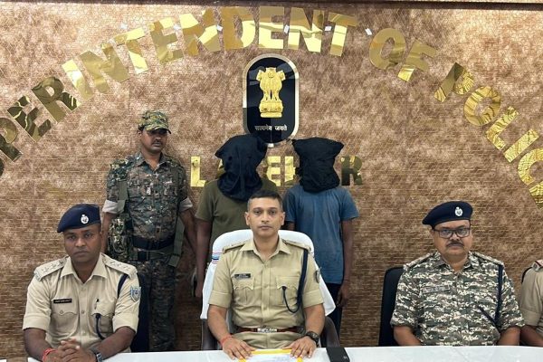 लातेहार पुलिस टीम प्रतिबंधित जेजेएमपी संगठन के दो इनामी उग्रवादी कमांडरों को गिरफ्तार करने के बाद एक साथ खड़ी है।