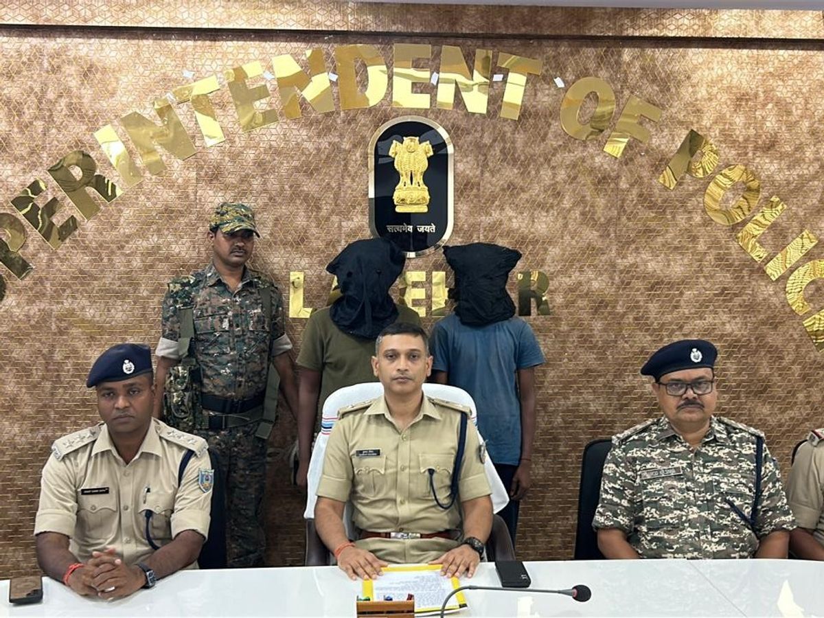 लातेहार पुलिस टीम प्रतिबंधित जेजेएमपी संगठन के दो इनामी उग्रवादी कमांडरों को गिरफ्तार करने के बाद एक साथ खड़ी है।