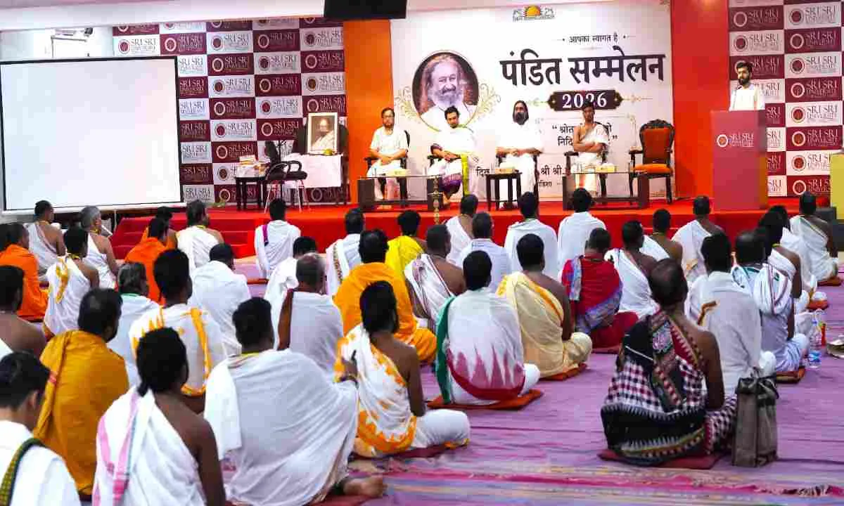 ओडिशा के कटक स्थित श्री श्री विश्वविद्यालय में आयोजित सप्ताहव्यापी वैदिक पंडित सम्मेलन का उद्घाटन करते अतिथि।