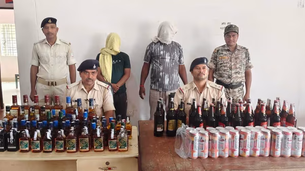 जामताड़ा के करमाटांड़ बाजार में होटलों पर छापेमारी के बाद जब्त की गई अवैध विदेशी शराब के साथ पुलिस।