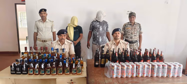 जामताड़ा के करमाटांड़ बाजार में होटलों पर छापेमारी के बाद जब्त की गई अवैध विदेशी शराब के साथ पुलिस।