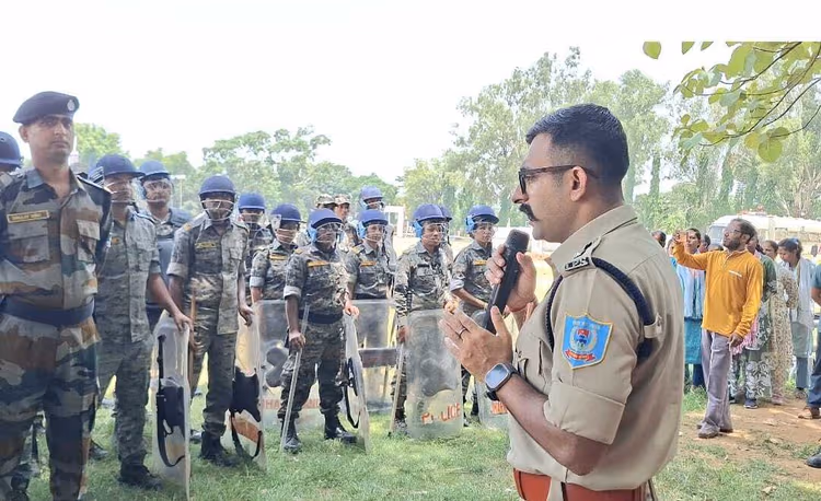 बकरीद त्योहार की सुरक्षा को लेकर धनबाद पुलिस केंद्र में दंगा नियंत्रण का मॉक ड्रिल करते पुलिस जवान