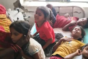 नालंदा के नगरनौसा अस्पताल में मिड-डे मील खाने के बाद भर्ती बीमार बच्चों का इलाज करते डॉक्टर।