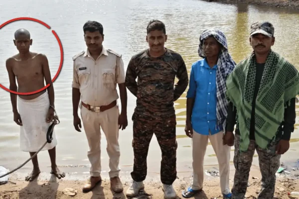 गिरिडीह के बेंगाबाद में पुलिस सुरक्षा और हथकड़ी के बीच मां का श्राद्ध कर्म करता कैदी पुत्र।