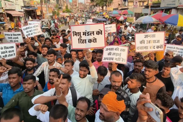 गिरिडीह में जेल में बंद यूट्यूबर मिशु मंडल की रिहाई के लिए प्रदर्शन करते जेएलकेएम नेता और ग्रामीण।