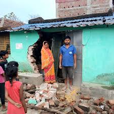 चांडिल के कुकडू गांव में जंगली हाथी के हमले के बाद आक्रोशित ग्रामीणों का विरोध प्रदर्शन।