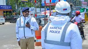 रांची के एक व्यस्त चौराहे पर इनबिल्ट फैन वाली आधुनिक कूलिंग जैकेट पहनकर यातायात संभालते ट्रैफिक पुलिस के जवान।