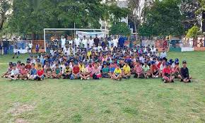 Ranchi के गांधी नगर क्रीड़ांगन में आयोजित CCL समर स्पोर्ट्स कैंप 2026 के उद्घाटन समारोह में उपस्थित अधिकारी और बच्चे।
