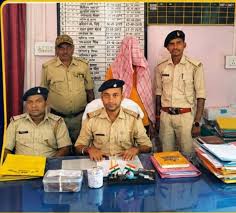 चतरा सदर थाना पुलिस द्वारा गिरफ्तार किए गए दो ब्राउन शुगर तस्कर और जब्त की गई बाइक।