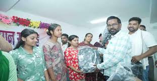 धनबाद के गोविंदपुर में सिंदरी विधायक चंद्रदेव महतो ने मेधावी छात्रों को सम्मानित कर मुफ्त खान सर क्लासेस देने की घोषणा की।