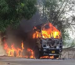गढ़वा के नगर उंटारी में सड़क किनारे ब्लीचिंग पाउडर से लदे ट्रक में लगी भीषण आग।