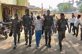 कोडरमा में एसीबी की टीम ने बिजली विभाग के लाइनमैन को 5 हजार रुपये की रिश्वत लेते रंगेहाथ गिरफ्तार किया।