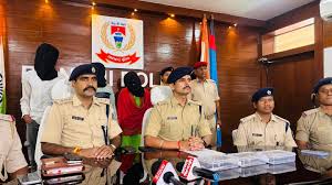रांची पुलिस की गिरफ्त में टाटीसिल्वे अभिजीत हत्याकांड के तीन मुख्य आरोपी और पुलिस टीम।