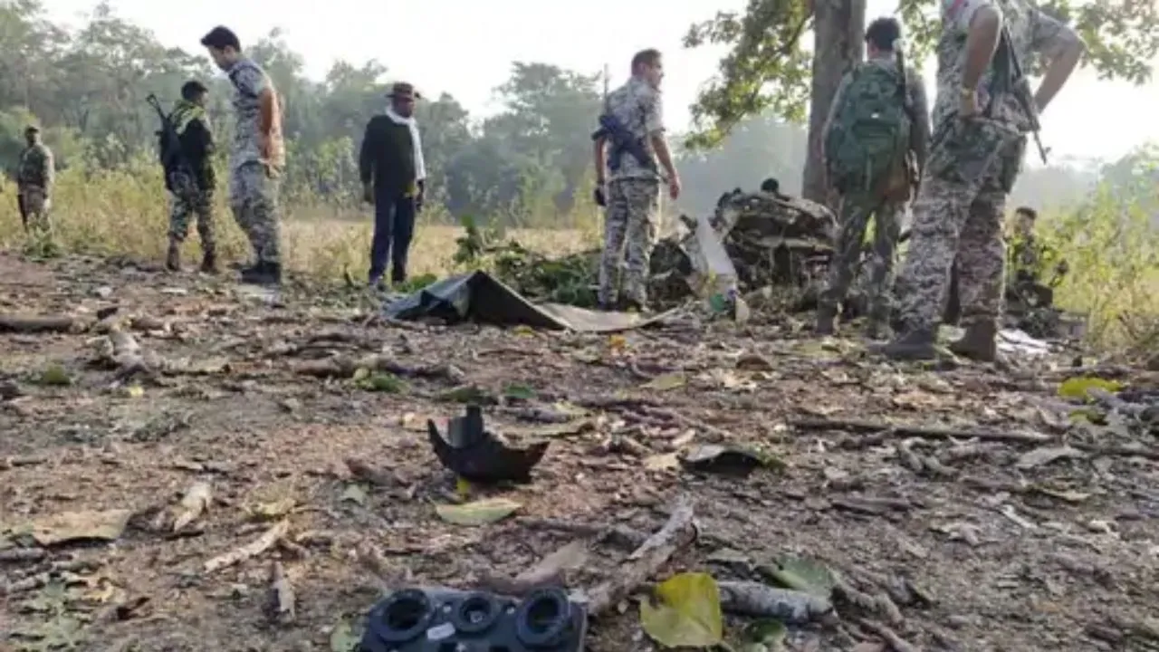 छत्तीसगढ़ में नक्सली हमले के बाद कांकेर-नारायणपुर सीमा के जंगलों में सर्च ऑपरेशन चलाते सुरक्षा बल।