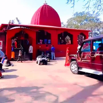 धनबाद के कतरास में मां लिलोरी मंदिर और बूढ़ा बाबा शिव मंदिर का निरीक्षण करते पर्यटन विभाग के अधिकारी।