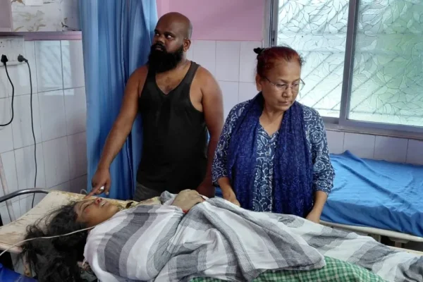 लोहरदगा के भंडरा में जंगली हाथी के हमले में महिला की मौत के बाद एकत्रित ग्रामीण