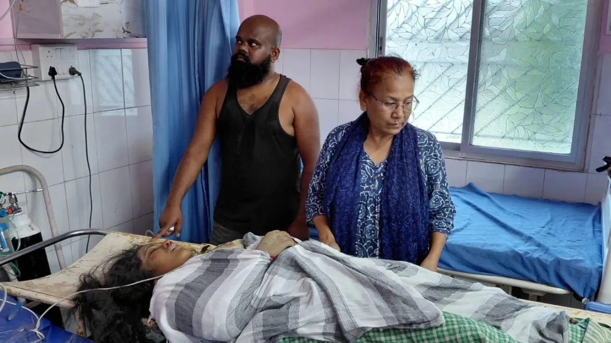 लोहरदगा के भंडरा में जंगली हाथी के हमले में महिला की मौत के बाद एकत्रित ग्रामीण
