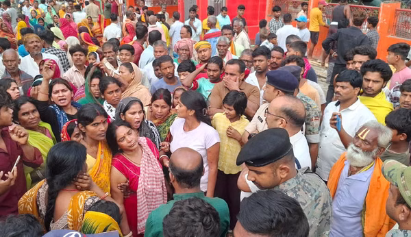 खगड़िया का सदर अस्पताल, जहां पुलिस हिरासत से भागने के दौरान तालाब में डूबे व्यक्ति का शव पोस्टमार्टम के लिए लाया गया।