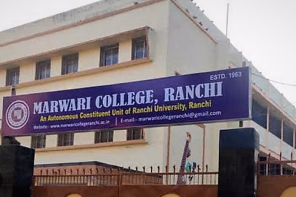 रांची के मारवाड़ी महाविद्यालय परिसर में नई शिक्षा नीति और अधिसूचना का विरोध करते शिक्षक संघ के सदस्य।