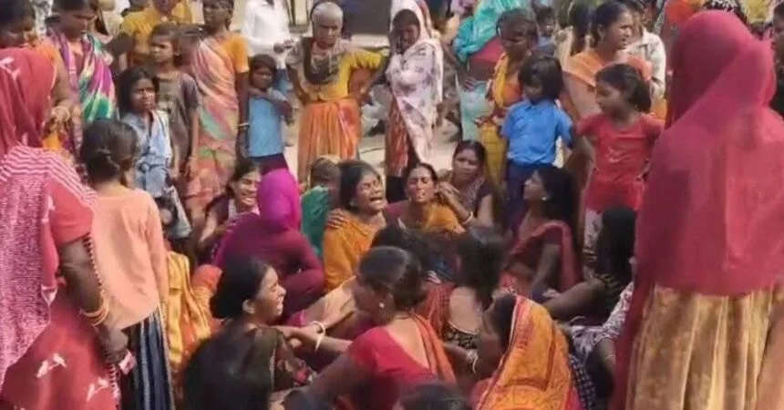 नवादा के कौआकोल में जंगली हाथियों के हमले के बाद बिंदी चक गांव में एकत्रित ग्रामीण और परिजन।