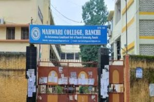 रांची के मारवाड़ी कॉलेज परिसर के बाहर जमा छात्र ऑटोनॉमी खत्म होने की खबर के बाद चिंता व्यक्त करते हुए।