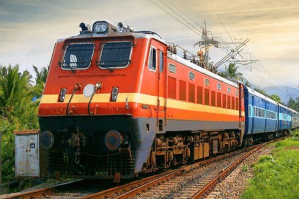 रांची रेलवे स्टेशन पर खड़ी ट्रेन और यात्रियों की भीड़, मुरी रूट पर ट्रेनें रद्द होने की सूचना।