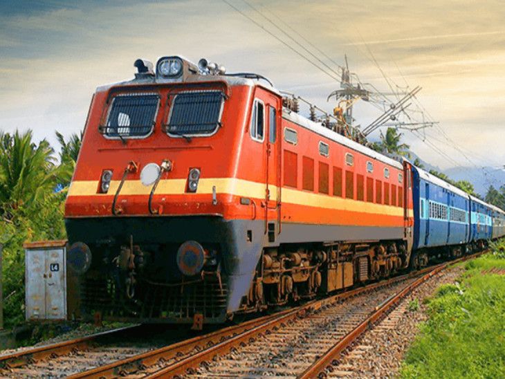 रांची रेलवे स्टेशन पर खड़ी ट्रेन और यात्रियों की भीड़, मुरी रूट पर ट्रेनें रद्द होने की सूचना।
