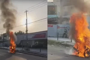 रांची के बूटी मोड़ में सड़क पर धू-धू कर जलती हुई एक मोटरसाइकिल की तस्वीर।