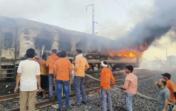 रतलाम के पास त्रिवेंद्रम-हजरत निजामुद्दीन राजधानी एक्सप्रेस के कोच में लगी आग के बाद बचाव कार्य में जुटे रेल कर्मचारी।