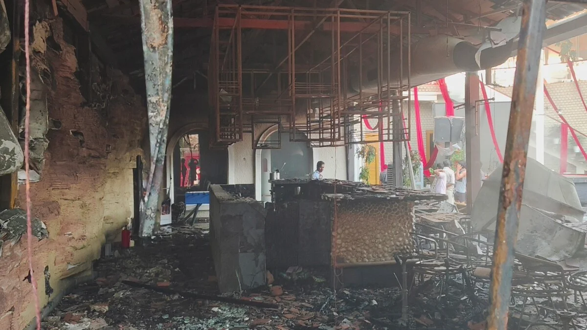 रांची के करमटोली चौक पर लीवी बार एंड रेस्टोरेंट में लगी भीषण आग को बुझाते दमकल कर्मी।