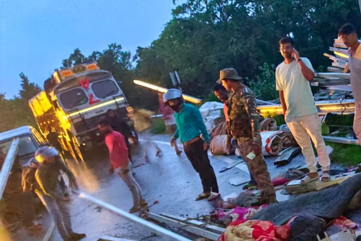 Hazaribagh के चरही घाटी दुर्घटनास्थल पर पुलिस और स्थानीय निवासियों द्वारा चलाया जा रहा बचाव कार्य।