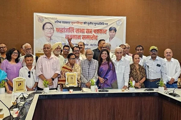 रांची प्रेस क्लब में आयोजित सुधा सिन्हा मेमोरियल सम्मान समारोह के दौरान सम्मानित किए गए वरिष्ठ पत्रकार और छायाकार।