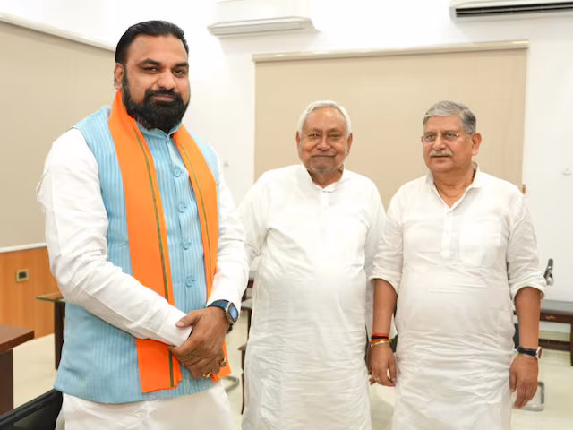 बिहार के सीएम सम्राट चौधरी ने पूर्व सीएम नीतीश कुमार से उनके आवास पर मुलाकात की।