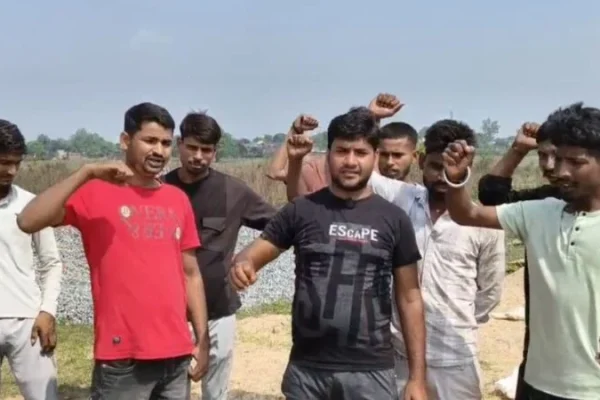 गिरिडीह की अकडोनी कला पंचायत में मुखिया पर सरकारी चापाकल लगवाने के लिए रिश्वत लेने का आरोप।