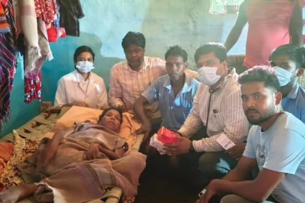 तोरपा विधायक सुदीप गुड़िया के निर्देश पर बानो के सुदूर गांव में विश्वासी सिंदुरिया का इलाज करती स्वास्थ्य टीम।