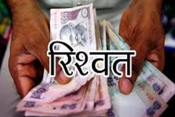 बोकारो के नया मोड़ पर बालीडीह थाना के एएसआई अयूब अंसारी को घूस लेते गिरफ्तार करती एसीबी टीम