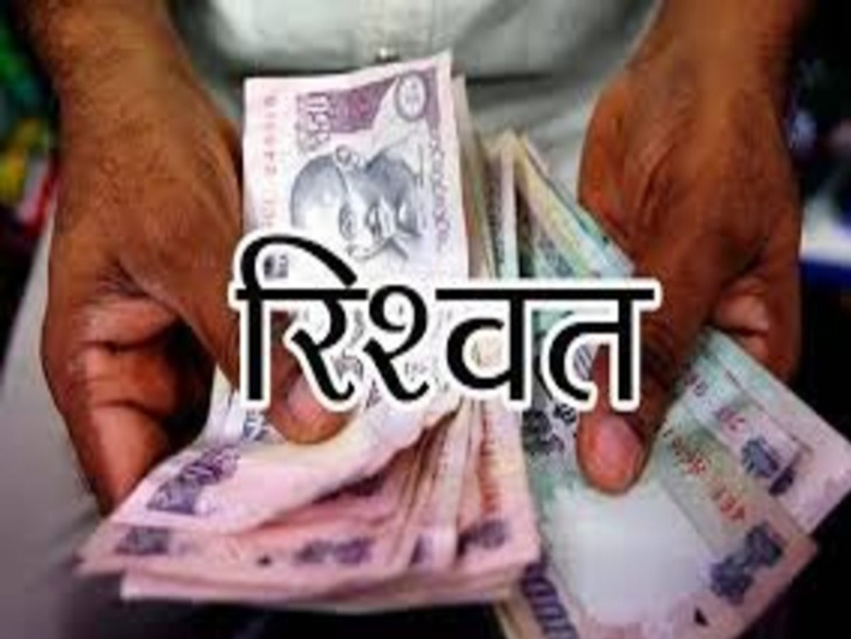 बोकारो के नया मोड़ पर बालीडीह थाना के एएसआई अयूब अंसारी को घूस लेते गिरफ्तार करती एसीबी टीम