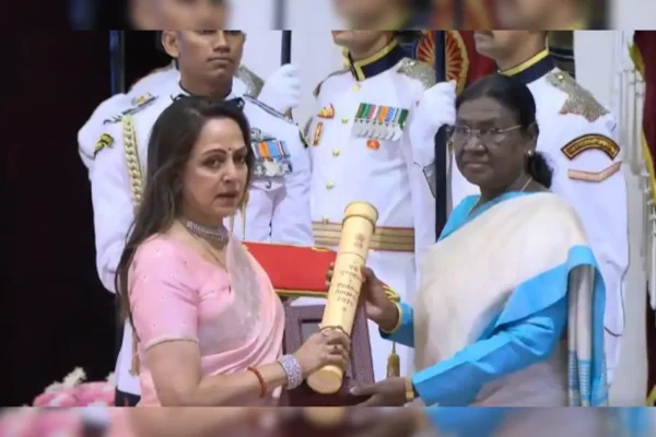 पद्म पुरस्कार 2026 समारोह में राष्ट्रपति द्रौपदी मुर्मू से धर्मेंद्र का मरणोपरांत पद्म विभूषण सम्मान ग्रहण करतीं अभिनेत्री हेमा मालिनी।