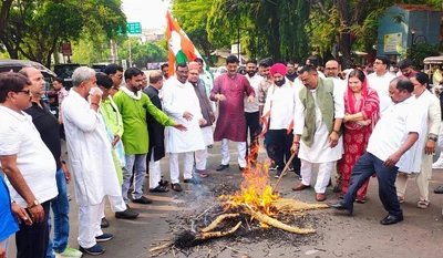 रांची में महंगाई और बढ़ती कीमतों के खिलाफ केशव महतो कमलेश के नेतृत्व में प्रदर्शन करते कांग्रेस कार्यकर्ता।