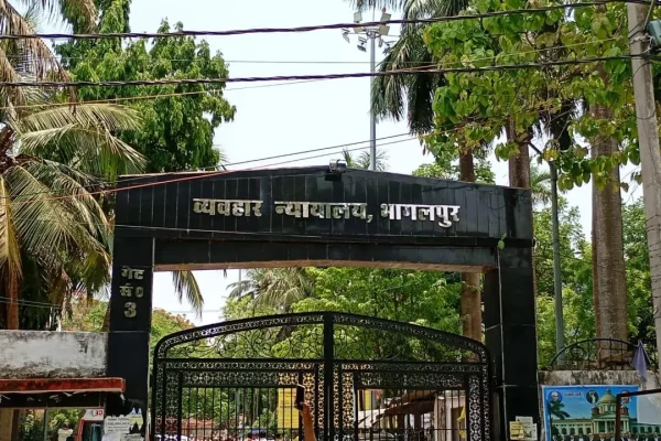 भागलपुर व्यवहार न्यायालय में राष्ट्रीय लोक अदालत के दौरान विभिन्न बेंचों पर मामलों की सुनवाई करते न्यायिक पदाधिकारी।