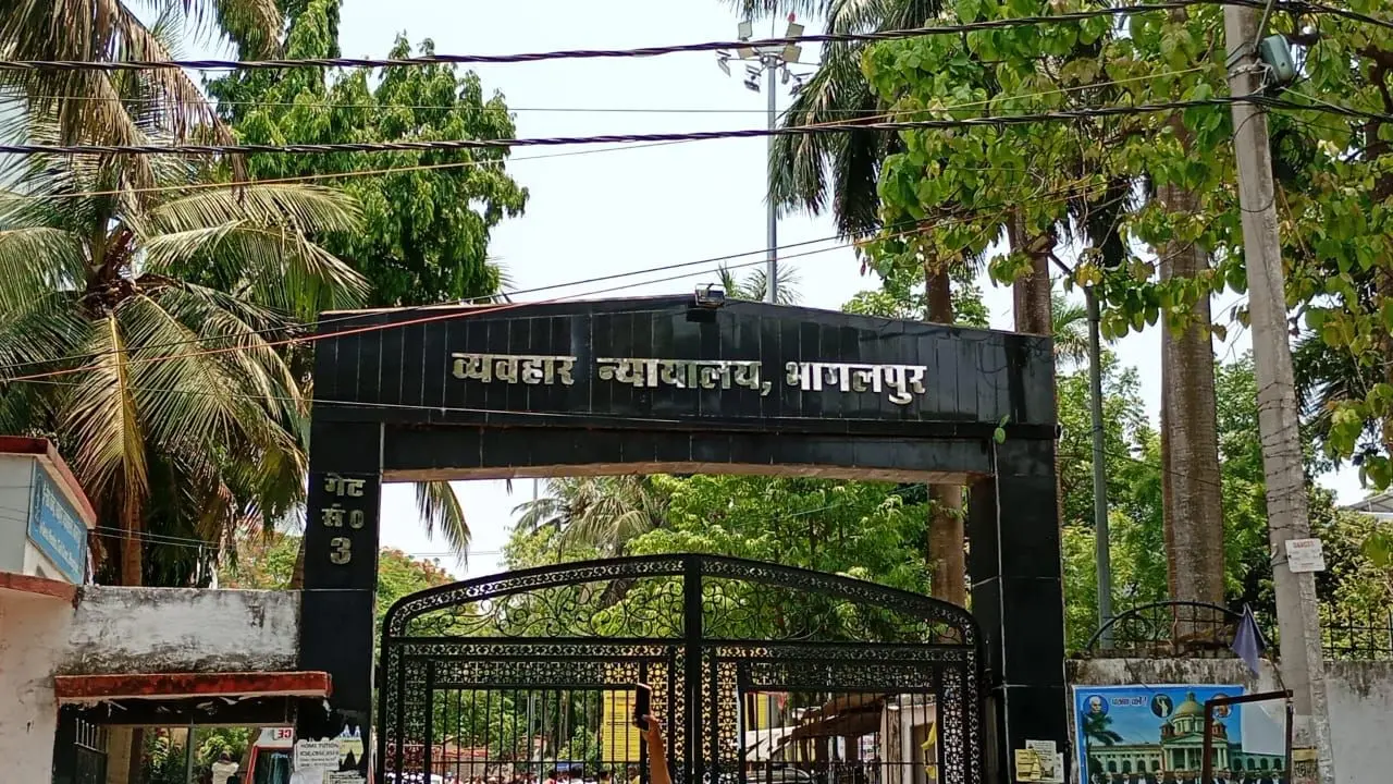 भागलपुर व्यवहार न्यायालय में राष्ट्रीय लोक अदालत के दौरान विभिन्न बेंचों पर मामलों की सुनवाई करते न्यायिक पदाधिकारी।