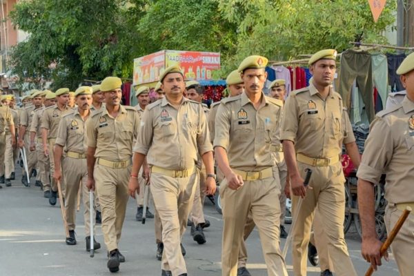 बकरीद 2026 के मद्देनजर रांची में अल्बर्ट एक्का चौक से सुरक्षा फ्लैग मार्च निकालते पुलिस जवान।