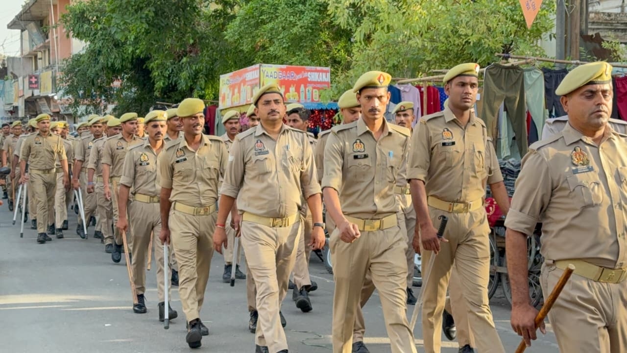 बकरीद 2026 के मद्देनजर रांची में अल्बर्ट एक्का चौक से सुरक्षा फ्लैग मार्च निकालते पुलिस जवान।